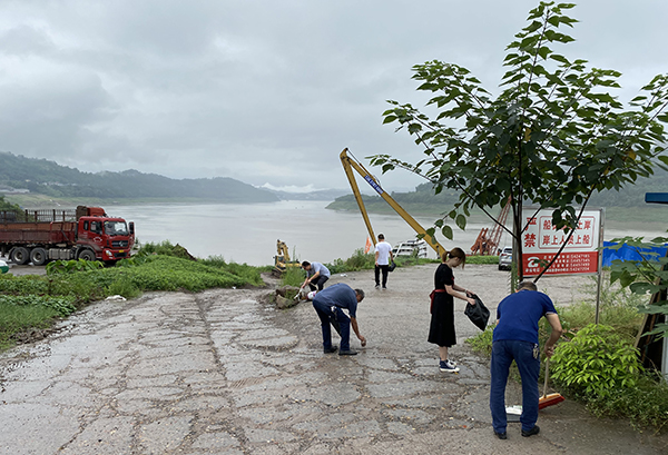 忠縣分公司黨支部開展開展“美麗港區(qū)，黨員在行動(dòng)”志愿服務(wù)活動(dòng)2_副本.jpg