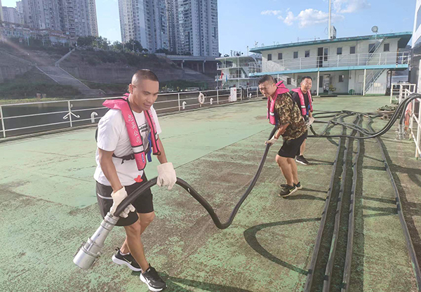 忠縣分公司游輪岸電搭接、船舶生活污水排岸創(chuàng)歷史新高2.jpg